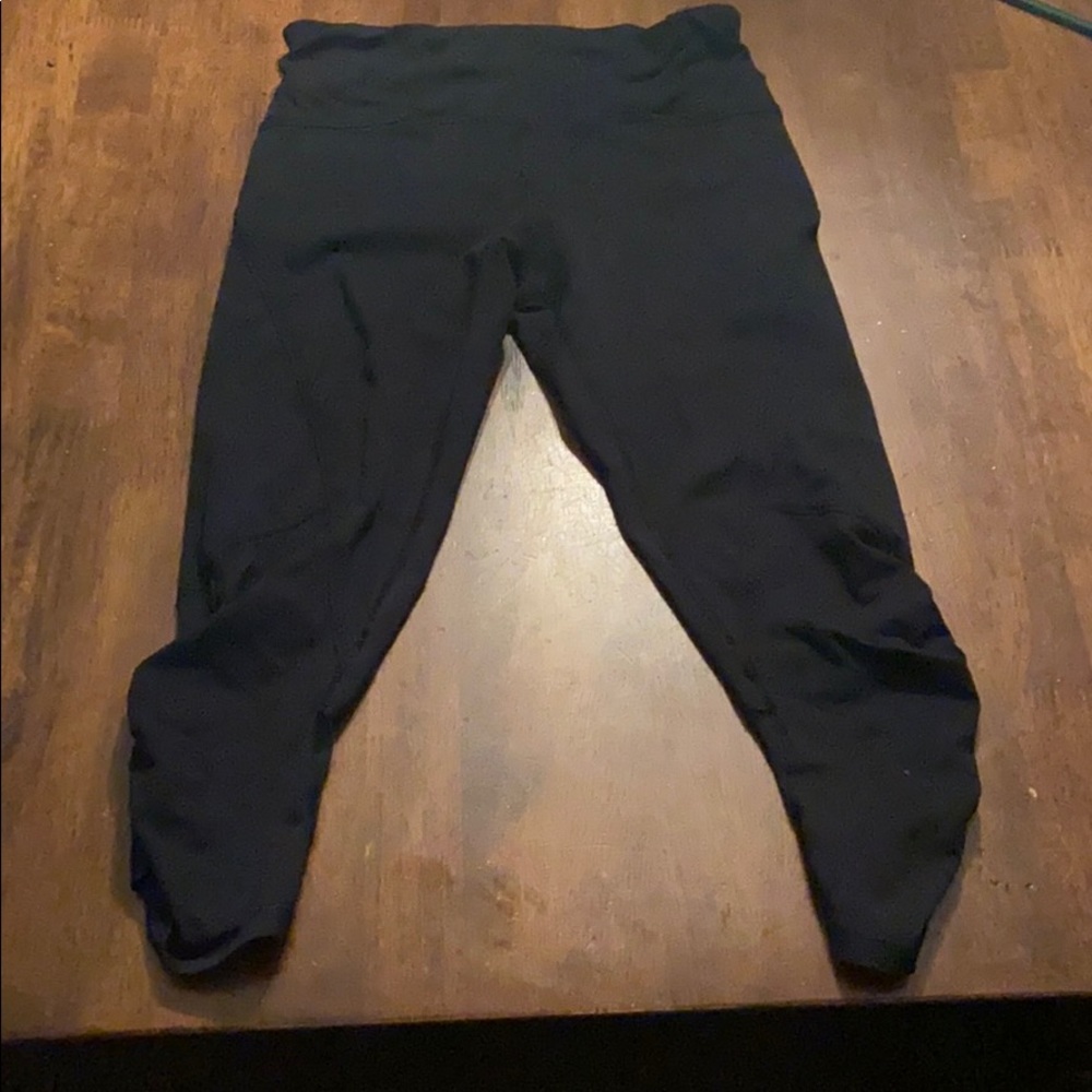 cropped lululemon leggings in black